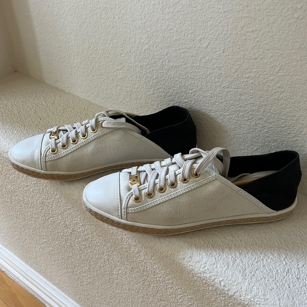 Tennis shoes, like new, excellent condition, canvas material—original shoe box!